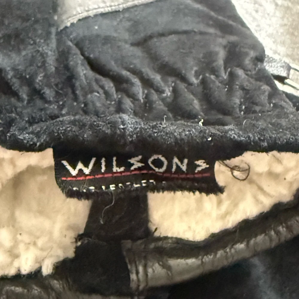 Vintage Wilson’s Leather Black Leather Suede Sherpa Lined Gloves